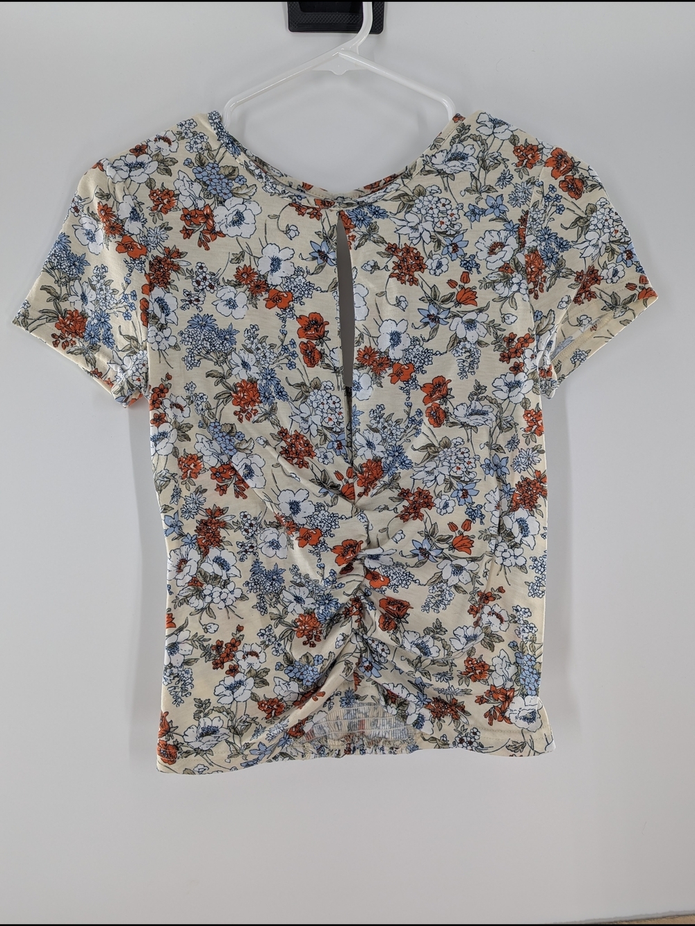 Willow & Roots Ditsy Floral Ruched Front Twist Keyhole Tee Beige Botanical
